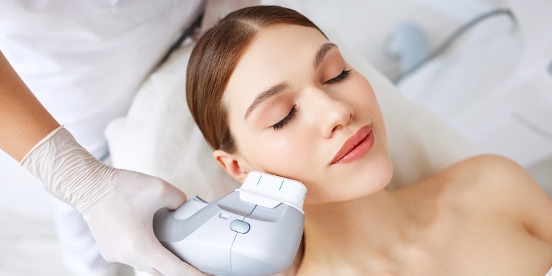 HIFU Ultraschalltherapie HIFU-Behandlung ( HIFU Hoch Intensiver Fokussierter Ultraschall ) ist eine moderne und nicht-operative Anti-Aging-Methode, bei der Sie, ganz ohne Ausfallzeiten, nach der Behandlung direkt wieder Ihrem Alltag nachgehen können.