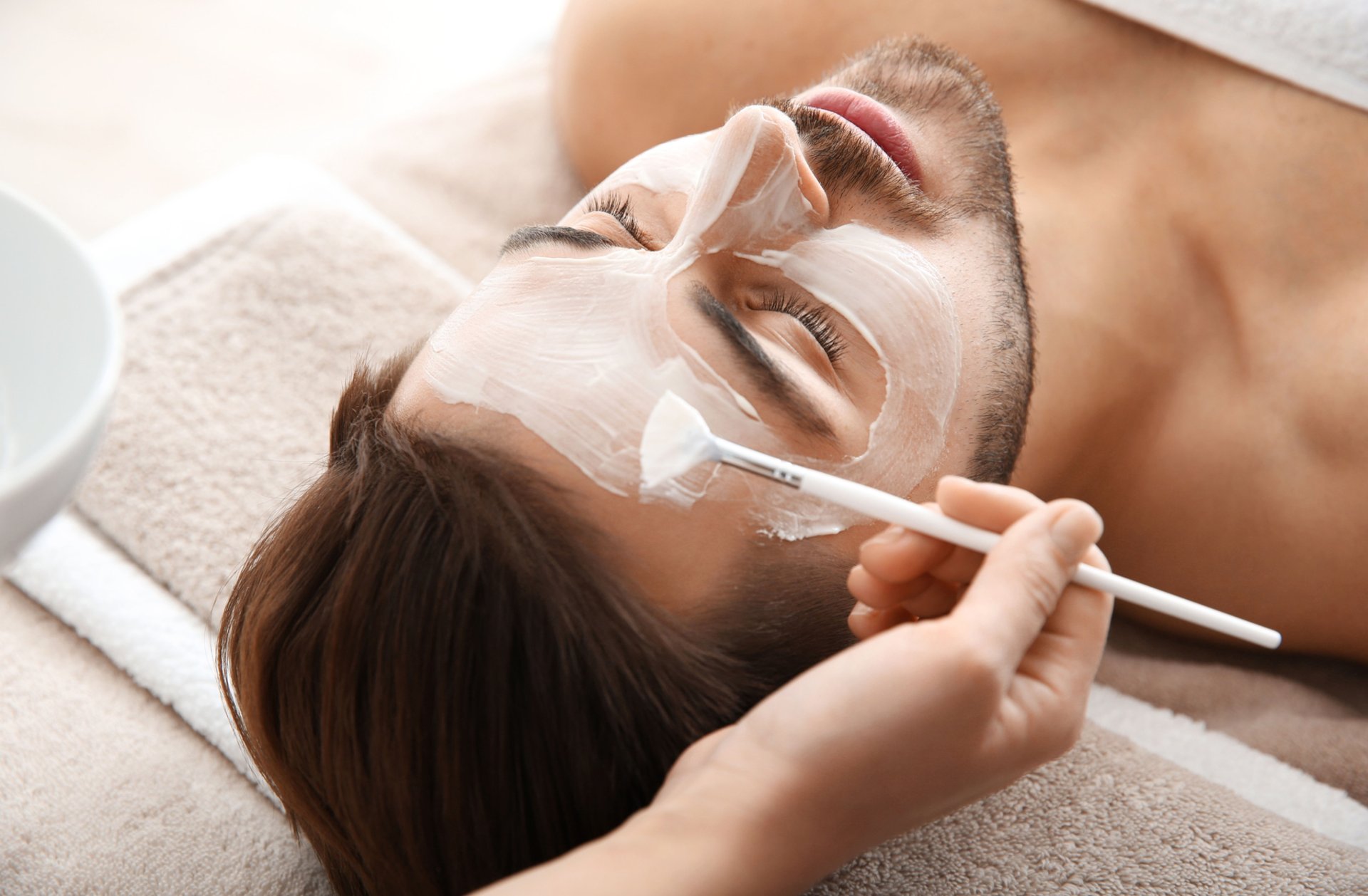 Mikrodermaobrasion entfernt alte Hautschichten und neue, jünger aussehende Haut kommt hervor